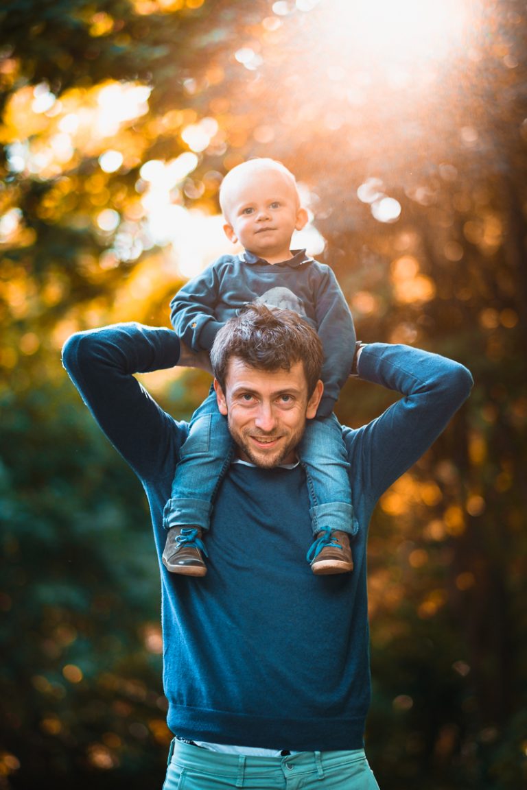 Portrait d'un père avec son enfant sur les épaules
